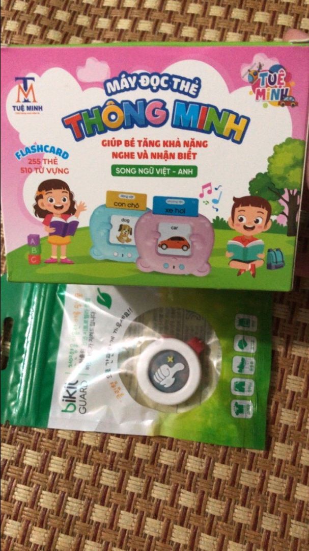 Con mình thường xuyên quên từ vựng khiến mình dạy rất khó khăn nay mua cái máy này cho bé học thử, bé rất thích và thấy bé nhớ từ hơn nữa. Hy vọng bé sẽ học xong bộ này, sản phẩm rất đáng tiền.