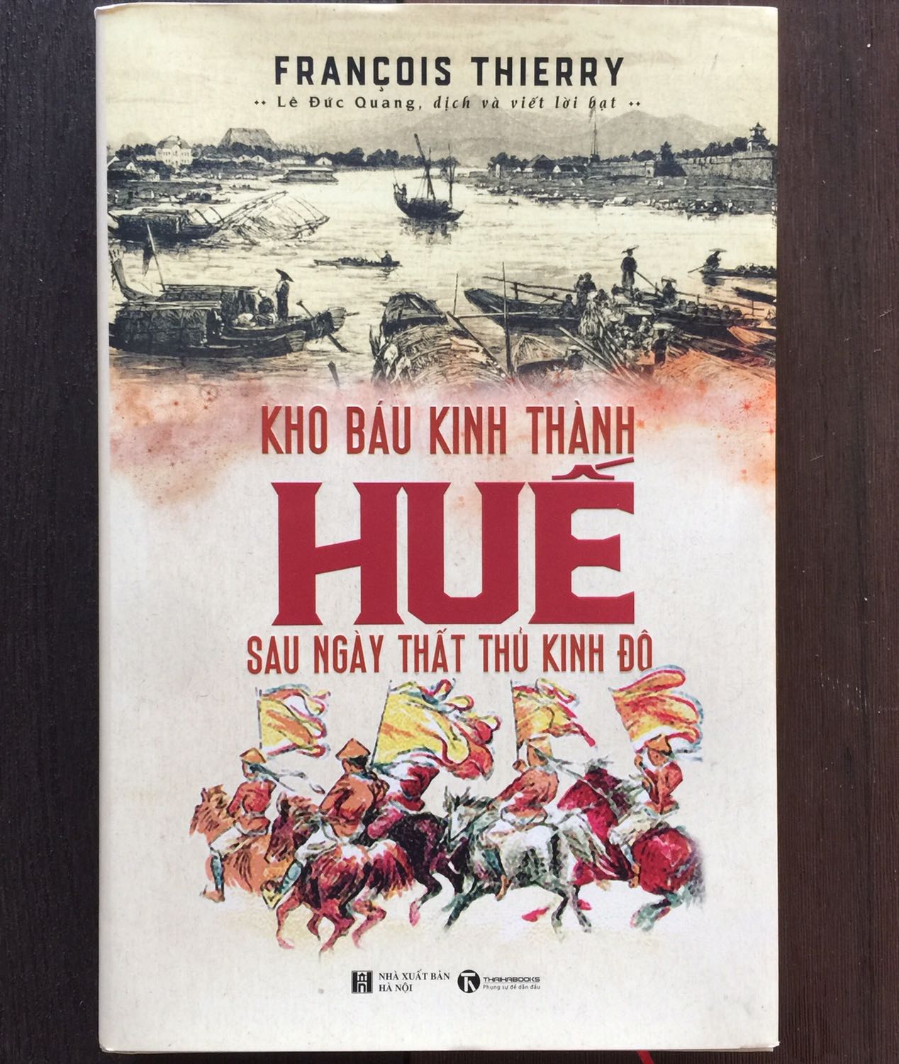 Sách bìa cứng, in rất đẹp.
Đây là cuốn sách do TS Lê Đức Quang thực hiện dịch và viết lời bạt. Ông cũng là người dịch và chú giải cho cuốn Hồi ức về Kinh thành Huế đầu thế kỷ XIX. Một cuốn sách rất hay.
Tiki giao hàng nhanh!