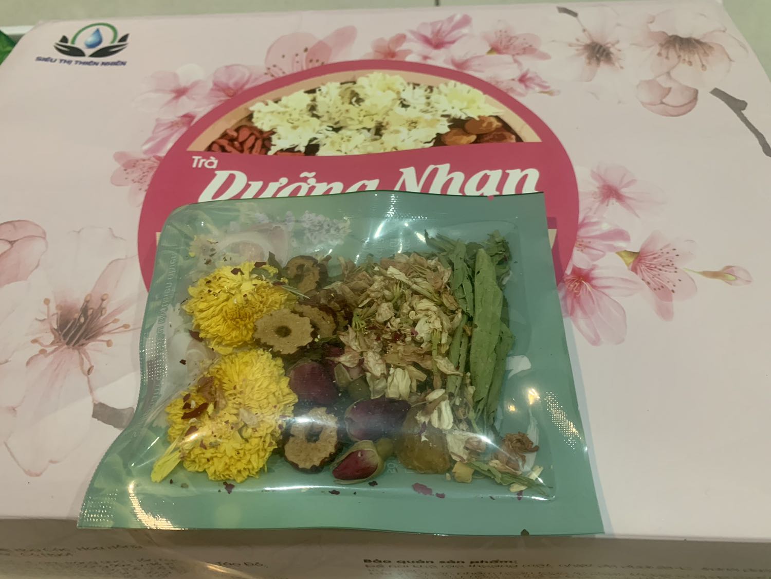 Ngon, thơm, uống rất thích. Mình dùng bình 1 lít, pha 1 lẩn 1 gói, châm thêm 1 lần nữa là 2 lít vẫn còn ngon. Uống buổi trưa hoặc buổi tối ngủ rất ngon. Giá tốt. Chỉ có chai thuỷ tinh được tặng loại thông thường không đẹp lắm thôi. Nhưng vẫn tặng 5 sao. 
Giao hàng đóng gói cẩn thận. Người giao lịch sự. Tặng 5 sao giao hàng luôn.