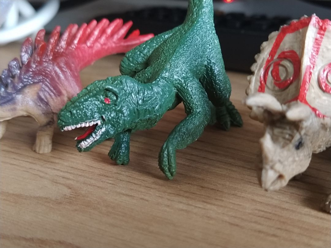 Mức độ hoàn thiện sản phẩm kém.
Đề nghị shop nên kiểm tra hàng trước khi giao cho khách ạ.
3/12 con khủng long không thể đứng vì độ lệch của 2 chân quá lớn.
Màu sơn các chi tiết nhỏ như răng thì lem luốc.
Với mức giá 200 nghìn VNĐ, mình không đánh giá cao chất luọng của sản phẩm này.