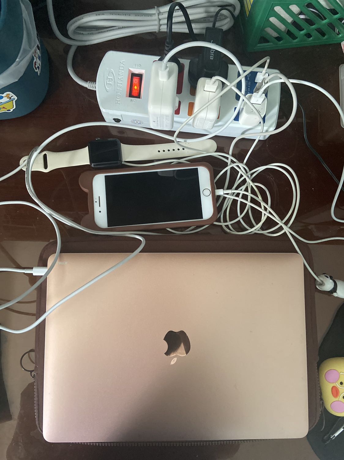 Ổ điện tốt chắc chắn, đủ sạc cho gia đình xài nhiều đồ điện tử với ổ đa dạng 2,3 chấu và USB. Ổ cắm chắc chắn gắm vào không bị lung lay