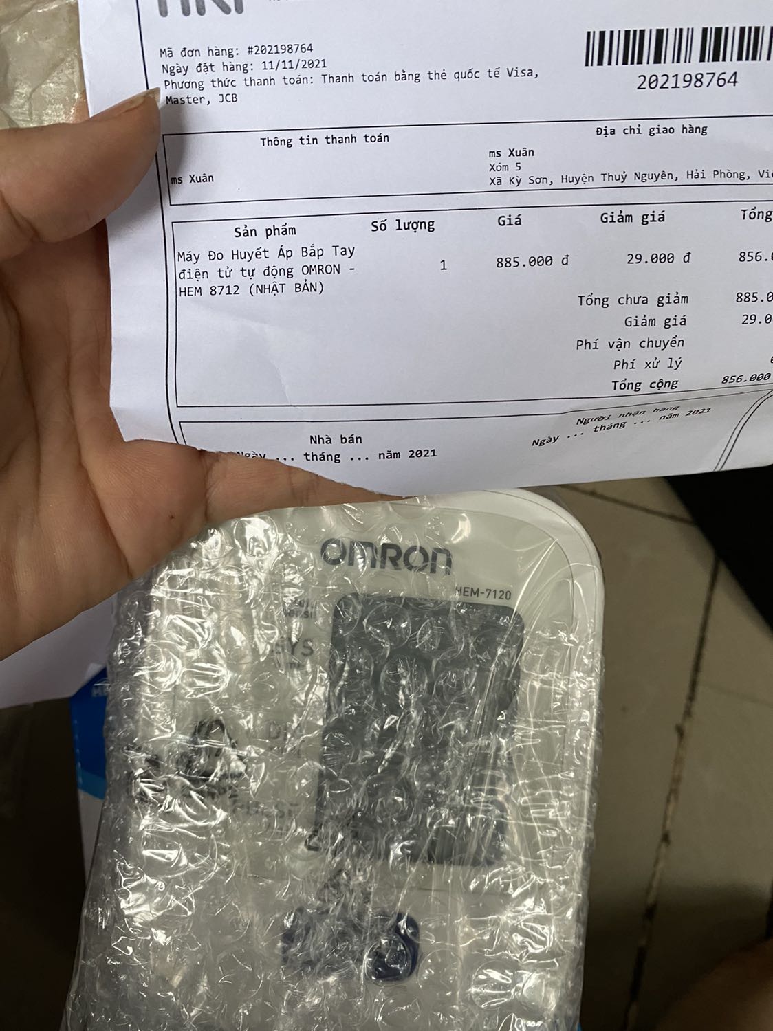 Tôi mua máy omron 8712 nhưng lại nhận được máy 7120. Chờ đợi để đến ngày nhận thì lại nhận sp giao khống như vậy không chấp nhận được. Chat với nhà bán cungz ko được. Tôi yêu cầu đổi hàng. Mặt hàng này không có thì yêu cầu hoàn tiền để tôi mua của nhà cung cấp khác! Không thể treo đầu dê bán thịt *** như này được