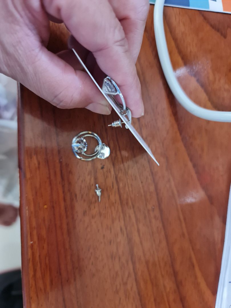 bông tai (1 chiếc thì cong, chiếc bị gảy) tệ thật bông tai (1 chiếc thì cong, chiếc bị gảy) tệ thật