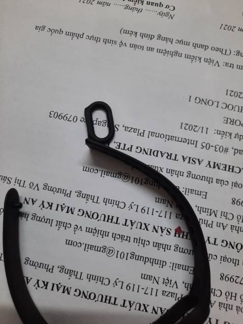 Dây không sử dụng được, bên trong không có rãnh giữ mặt đồng hồ, gắng vô đeo sẽ rớt, chán, tốn tiền cắt bỏ.