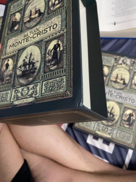 Lần này nhận sách vô cùng thất vọng với cả sản phẩm và Tiki Trading.Hàng lần này đóng gói quá sơ sài,chỉ có 1 lớp chống sốc mỏng manh thôi thì làm sao mà có thể chống sốc tốt được ,quấn nhiều còn chưa chắc chắn nữa này quá ít chống sốc nên hư hại khá nặng,ảnh hưởng cả trong lẫn ngoài rất buồn,lần này nhận hàng không được vui cho lắm,mà lần này giao còn trễ hơn với thời hạn nữa chớ ,vì thế nên mình không đánh giá cao sản phẩm và dịch vụ lần này!