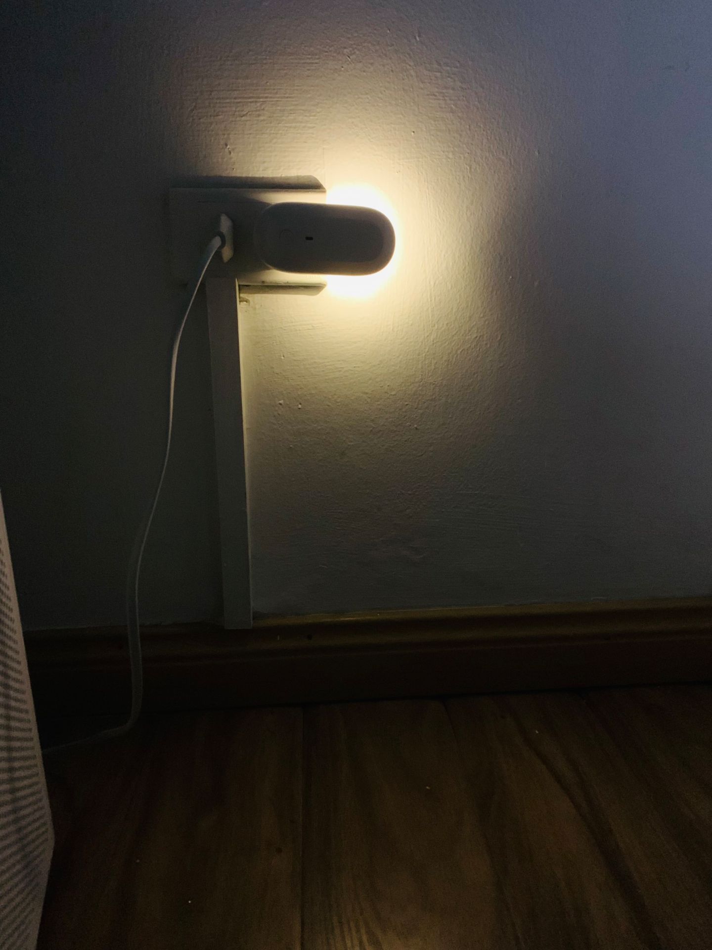 Đèn nhỏ xinh, nh cấp độ sáng theo sở thích, có remote nên tiện lắm, nhất là có cài hẹn giờ 10p hoặc 30p là sẽ tắt nên tiết kiệm điện. Hoặc ngủ dậy giữa đêm bấm cái nó sáng. Ưng cực kỳ ý :))