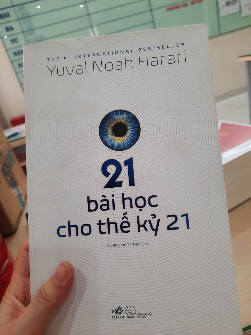 Lần này quá thất vọng với tiki. Dù giao hàng nhanh nhưng chất lượng sản phẩm quá tệ. Mình đặt mua 2 cuốn, cuốn "21 bài học cho thế kỉ 21" đầy bụi, dơ và cũ như sách tồn kho. Cuốn này mình mua để tặng sinh nhật  bạn mà chất lượng thế này đây.  Không lẽ mang cuốn sách cũ mèm bụi bặm dơ thế này đi tặng ng khác, bìa sách mà trắng nên dơ là thấy liền, vậy mà cũng gói hàng gửi khách. Đặt mua sách mới mà thành ra cũ. Quá thất vọng.