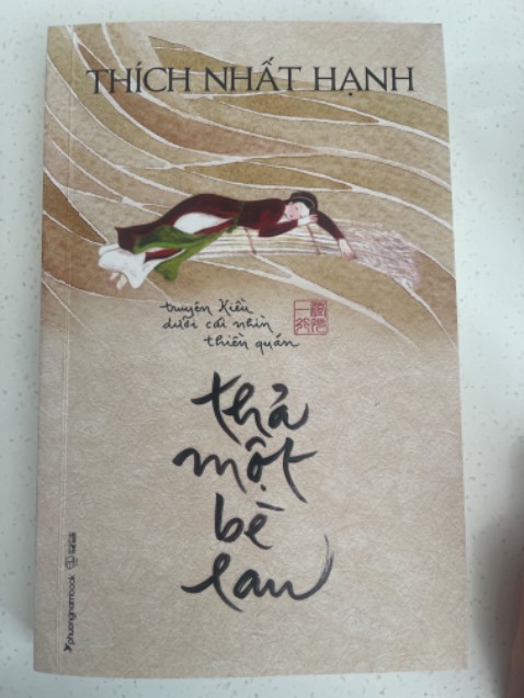 Mình nhận 7q sách theo đơn hàng. Shop Đóng gói cẩn thận, giao hàng nhanh, sách đẹp. Tuy nhiên chỉ có 2q có bọc màng co và 1q “Thả 1 bè lau” thì bìa sách trước sau đều bị gấp ra như sách đã đọc. Mình hơi tiếc 1 tí vì mình sưu tầm sách