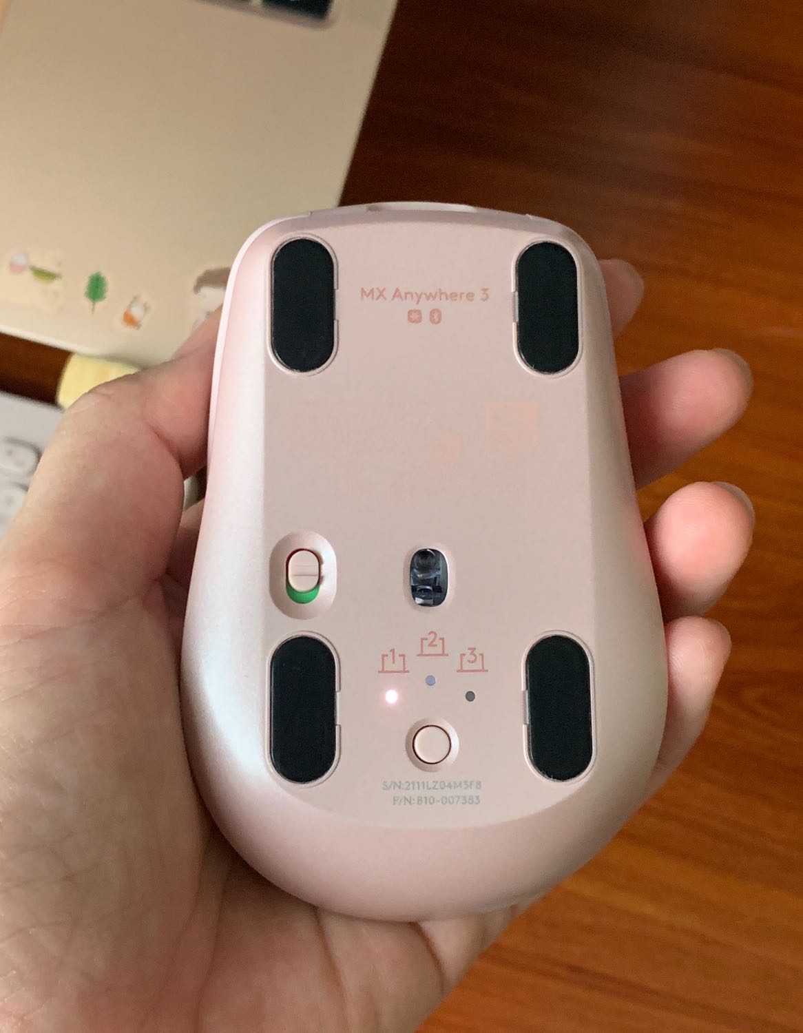 Sau một thời gian dùng thì thấy kết nối bluetooth ko ổn định, chuột bị giật, lag.
=====
Mình dùng mac nhưng loại dùng cho mac chỉ có màu trắng, nên phải dùng loại có chân kết nối cho đồng bộ, hơi bất tiện nhưng cũng đc.
Sản phẩm như hình. Vừa tay, chuột nhạy.Dùng lâu dài ntn thì chưa biết, trc mắt thì khá ok, chuột nhiều tính năng thông minh, tiện cho người dùng.