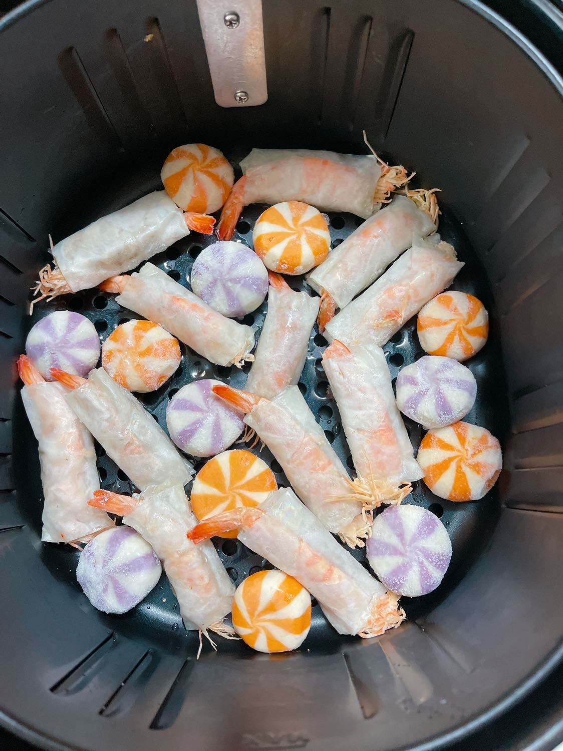 Thấy nhiều người chê mình liều thử mua. Ko ngờ ship nhanh khủng. Đúng giờ. Bọc cẩn thận. Nhận được Nồi bóng loáng, màu đỏ tuyệt đẹp. Ko bị xước gì. Nguyên đai kiện. Tem, bảo hành chính hãng luôn. Và đây là tác phẩm đầu tiên. Giảm nhiệt chút thì mặt trên ko vàng ruộm. Nhg mà ăn rất ngon và thơm phức nhà luôn. Mình để phía ngoài bếp nên máy êm thích lắm. Vote 10 sao luôn nhé