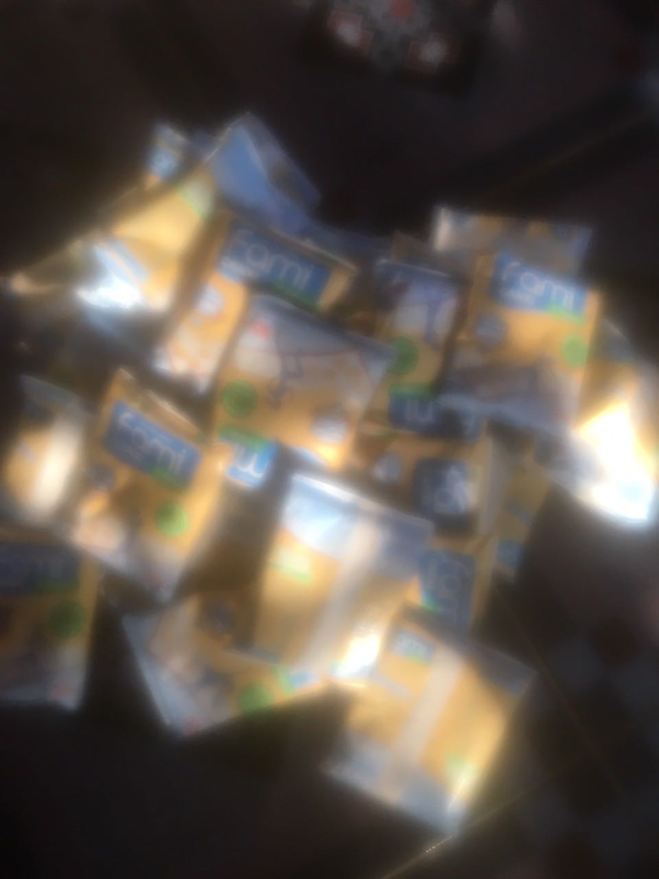 Chất lượng sản phẩm tuyệt với vì mình đã mua dùng o hcm. Nhưng khi mua ship về tỉnh thì bên nhà vận chuyển cực kỳ ẩu mình mua nhiều lần trước lần nào cũng bị 1 bịt sữa bể ra đến lần này bị nhiều quá nên bực mình lên đánh giá. Đến nỗi cái thùng sữa mất luôn phải lấy thùng giấy khác thế cho mình và số lượng bịt sữa không đủ. Chat hiểu vận chuyển kiểu gì bịt sữa loại này cực kỳ chắc nếu để nguyên thùng mình đứng lên dậm cũng chả sao mà k biết bên vận chuyển ẩu cỡ nào. Tiki nên xem lại đối tác vận chuyển lần này mình k trực tiếp nhận hàng nên k trả ngay lúc xem hàng đc. Chand khâu vận chuyển.