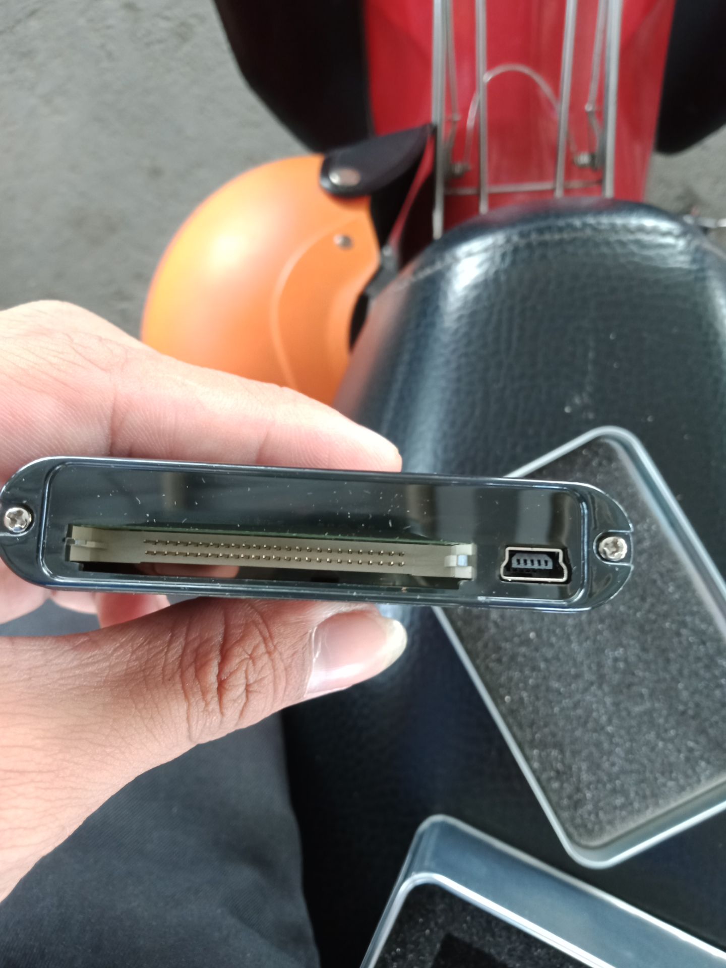 đầu đọc thẻ được bỏ vào hộp chống sốc khá chắc chắn, có các loại thẻ, nhưng cáp kết nối lại là đồ cổ lỡ lm mất thì hơi mệt .