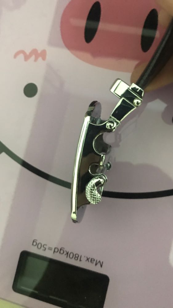 Hàng đúng như mô tả. Thắt lưng rất đẹp. Dễ phối đồ dùng cho quần vải hay quần jean cũng ok. Dây da dài nên bụng mình gần 100 đeo vẫn ok. Da mềm bóng và đẹp. Mình rất hài lòng về chất lượng sản phẩm. Khoá cũng rất dễ đeo koeeur thiết kế tiện lợi. Shop bán hàng uy tín, chất lượng tốt. Cảm ơn shop.