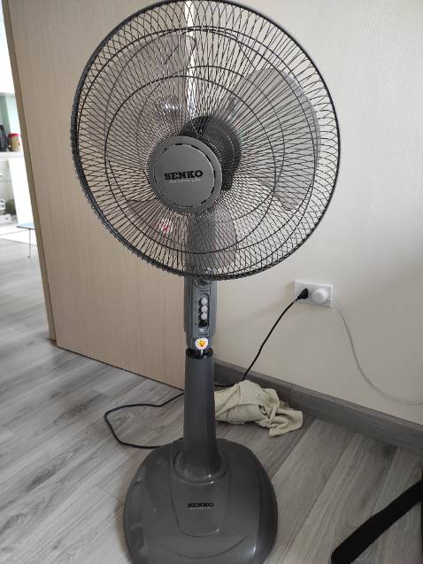 Quạt dùng ổn, mát, dễ di chuyển. Màu giao ngẫu nhiên nhưng được cái hợp ý mình. Hệ thống hẹn giờ tự tắt hoạt động tốt.