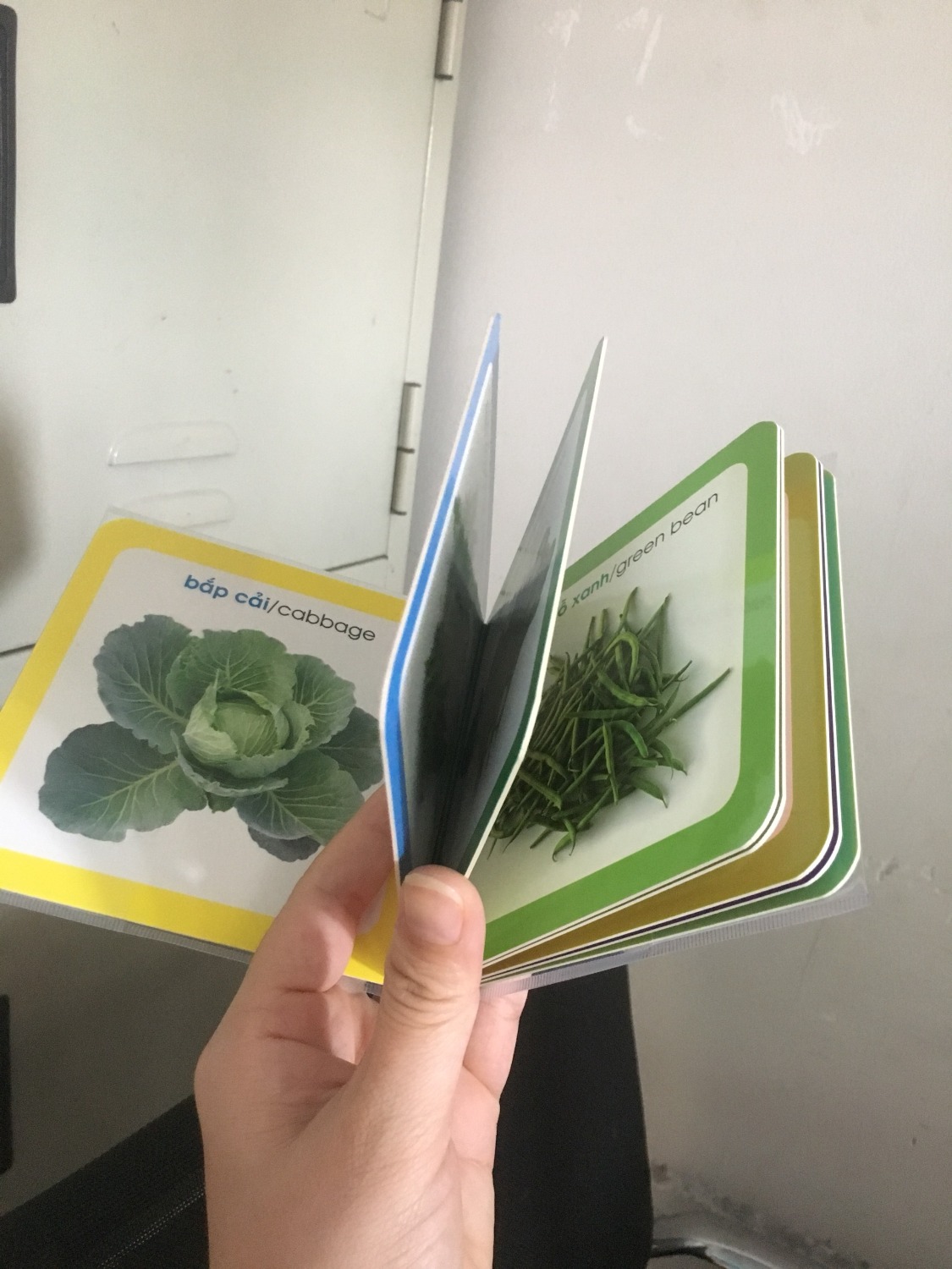 Trang sách rất dày, hình ảnh đẹp sắc nét, bé rất thích!