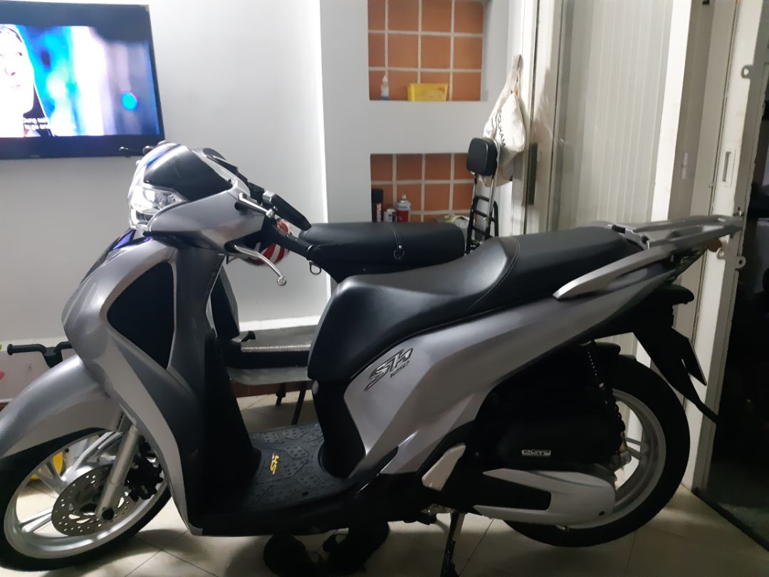 Mình sẽ chia ra nhận xét đối với 2 đối tượng:
1. Tiki: trước đây mình thường ưu tiên mua hàng do chính Tiki Trading phân phối. bởi vì an tâm về chất lượng cũng như trải nghiệm dịch vụ (thời gian đúng hẹn, đóng gói cẩn thận, hàng chất lượng, giá cạnh tranh). Lần mua hàng này đã đc tiki hỗ trợ tạo phiếu mua hàng vừa bằng hạn mức còn lại của thẻ. Nhân viên tư vấn nhanh gọn và luôn follow theo giúp.
2. Về phía nhà cung cấp ở đây cụ thể Honda Saigon thì các bạn mua xe nên *** trực tiếp hỏi thực tế có còn xe tại cửa hàng ko hay phải chờ. Số liệu tồn kho trên tiki ko update liên tục đâu. Mình đã phải chờ khoảng 10 ngày với 4 lần dời lịch vì ko có xe. Tới lần thứ 4 làm căng lắm mới lấy đc xe. (nếu cửa hàng hẹn mình đúng lịch trình thì có 1 trải nghiệm ok r)
=> Tiki 5 điểm, cửa hàng 1 điểm. Trung bình 3 điểm cho trải nghiệm lần này. Mình sẽ chia ra nhận xét đối với 2 đối tượng:
1. Tiki: trước đây mình thường ưu tiên mua hàng do chính Tiki Trading phân phối. bởi vì an tâm về chất lượng cũng như trải nghiệm dịch vụ (thời gian đúng hẹn, đóng gói cẩn thận, hàng chất lượng, giá cạnh tranh). Lần mua hàng này đã đc tiki hỗ trợ tạo phiếu mua hàng vừa bằng hạn mức còn lại của thẻ. Nhân viên tư vấn nhanh gọn và luôn follow theo giúp.
2. Về phía nhà cung cấp ở đây cụ thể Honda Saigon thì các bạn mua xe nên *** trực tiếp hỏi thực tế có còn xe tại cửa hàng ko hay phải chờ. Số liệu tồn kho trên tiki ko update liên tục đâu. Mình đã phải chờ khoảng 10 ngày với 4 lần dời lịch vì ko có xe. Tới lần thứ 4 làm căng lắm mới lấy đc xe. (nếu cửa hàng hẹn mình đúng lịch trình thì có 1 trải nghiệm ok r)
=> Tiki 5 điểm, cửa hàng 1 điểm. Trung bình 3 điểm cho trải nghiệm lần này.