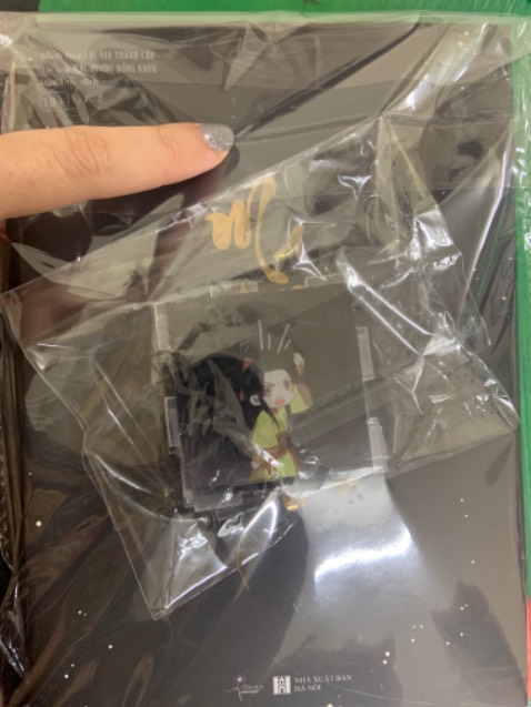 Truyện thì ko có gì để chê nhưng Tiki đóng gói quá chán luôn, tất cả bỏ chung 1 bọc nilon chứ ko bọc riêng từng món, 6 miếng nhựa rubik bỏ chung vào làm đè thủng cả bìa truyện, bọc ngoài cũng ko có hộp mà có mỗi 1 bọc nilon chống sốc