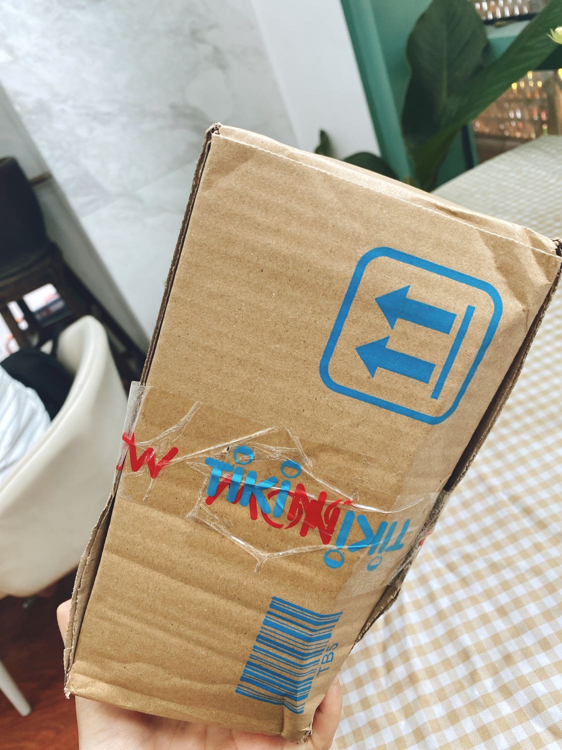 Hôm nay mình vừa mua xong bộ 6 quyển Hán Ngữ. Bữa giờ mình tự học quyển 1 không có sách. Nay lên quyển 2 thấy bài dài và khó hơn nên quyết tâm mua xem như quà sinh nhật. Mình đặt lúc gần 9h sáng thì 2h chiều mình nhận được sách. Thích lắm mọi người ạ. Có chiếc bookmark hà mã dễ thương xỉu luôn. Sách đẹp, giấy khá là tốt đó. Bên trong 6 quyển sách đựng trong một cái bọc kiếng có lót giấy cho êm. Cái hộp hơi móp méo xíu xiu nhưng không ảnh hưởng đến sách nhé. Với giá như vầy thì xứng đáng để mua một bộ nhé mọi người. Anh giao hàng cũng tận tình dễ thương nữa.