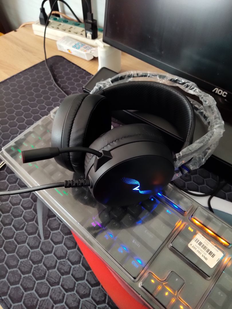 đệm dày, êm, cách âm khá tốt, chất lượng âm thanh tuyệt vời trong tầm giá, cân nặng khá tốt đeo lâu không bị mỏi