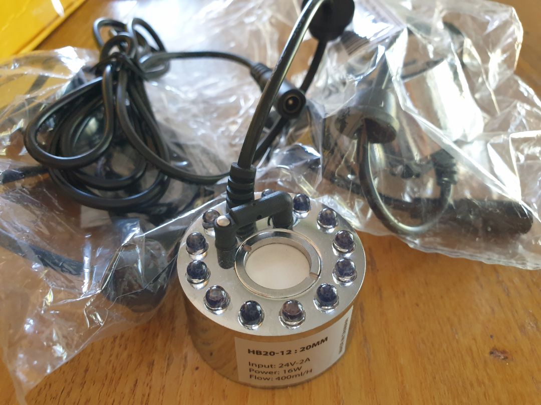 Sản phẩm không kèm sạc. Cân nhắc trước khi đặt hàng. Lỡ mua, đề nghị người bán ghi rõ