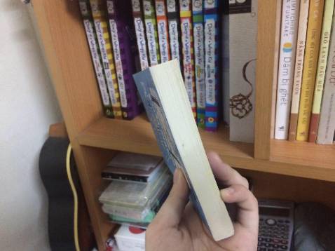 Sách không bị lỗi gì, hàng real nên giấy đẹp lắm .-. ship giao nhanh (2 ngày). Mình mua đợt sale tận ~60% nên khá là ưng (có khi còn thấp hơn giá gốc .-.) vì bình thường sách ngoại văn giá hơi cao muốn mua cũng khó ^^ Sách không bị lỗi gì, hàng real nên giấy đẹp lắm .-. ship giao nhanh (2 ngày). Mình mua đợt sale tận ~60% nên khá là ưng (có khi còn thấp hơn giá gốc .-.) vì bình thường sách ngoại văn giá hơi cao muốn mua cũng khó ^^