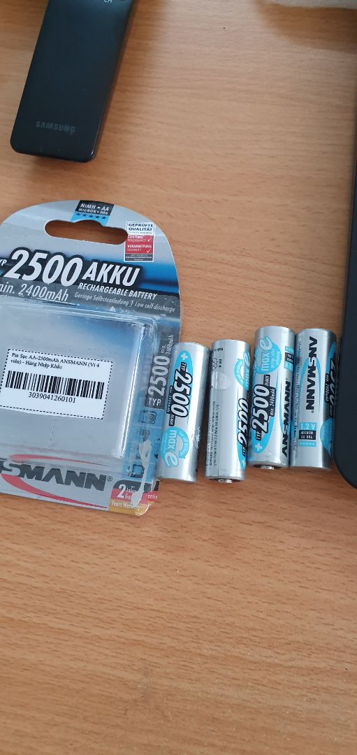 hàng giao ko nguyên vẹn, đã bị tháo rời, pin ko nằm trong vỉ.