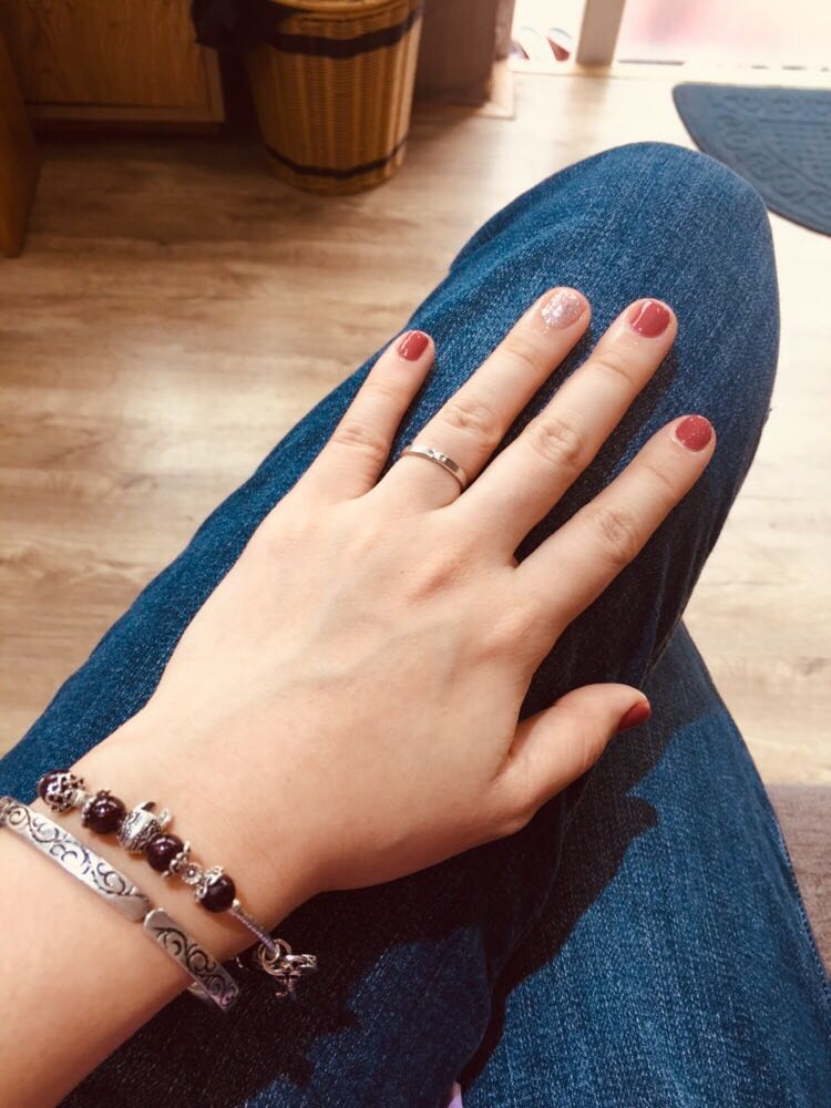 Kích thước hơi rộng so với tay mình, đá có vết nứt, xước nhẹ. Nhưng tổng thể rất đẹp với mức giá