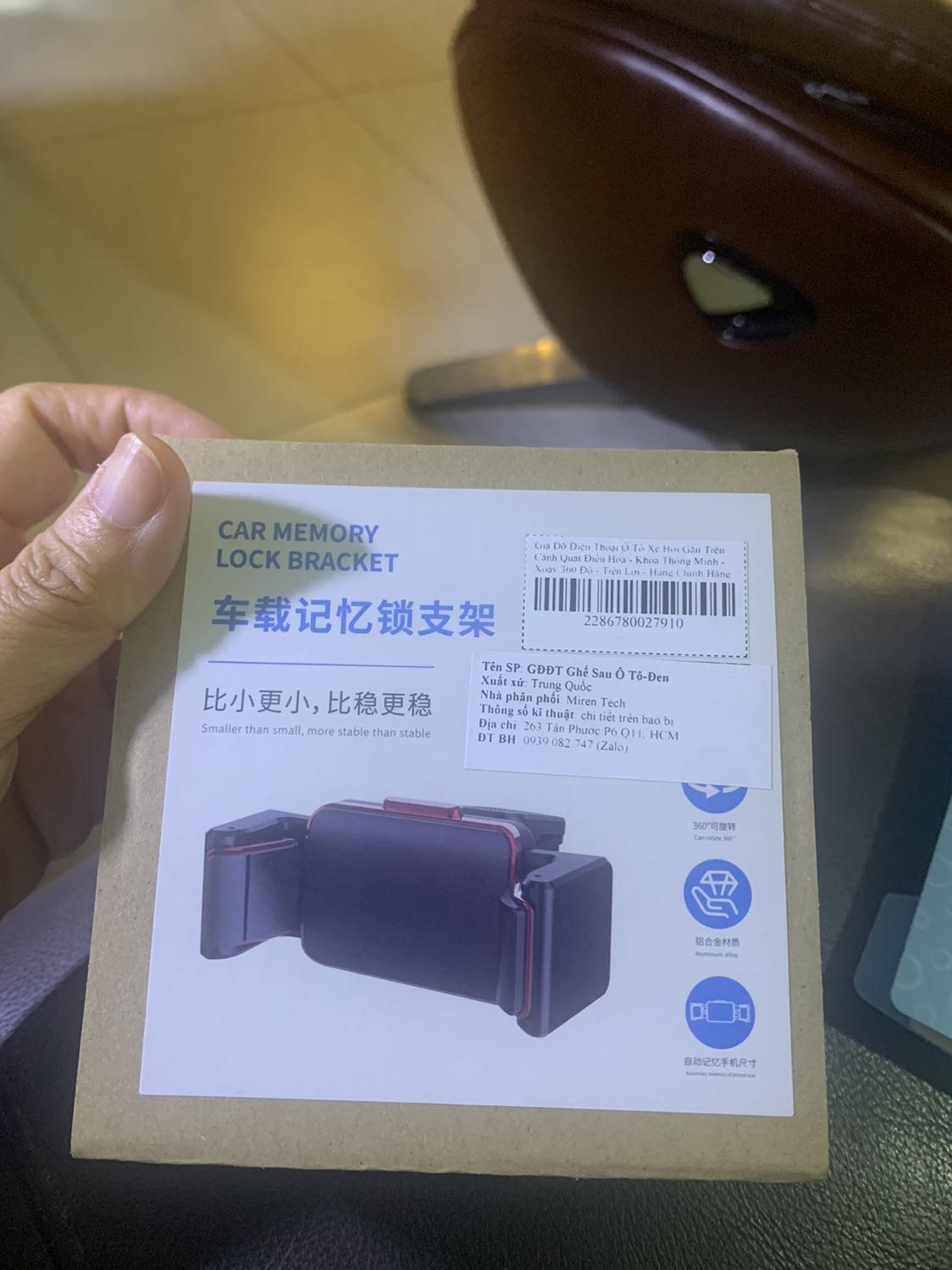 Nhìn ổn có vẻ chắc chắn, phần giữ hai miếng kẹp là cao su nên giữ điện thoại khá chắc. Mình hài lòng