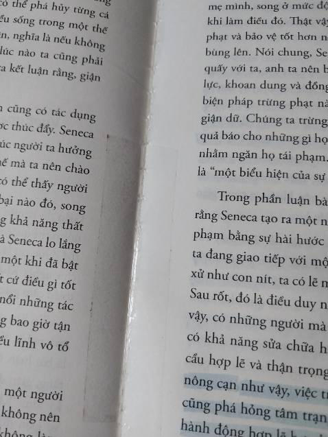 EDIT: PHẦN DƯỚI LÀ LÚC ĐỌC ĐƯỢC HƠN 2/3 VÀ SÁCH VẪN BÌNH THƯỜNG. CÒN HÔM NAY SAU KHI ĐỌC XONG THÌ CÁC TRANG SÁCH Ở DƯỚI ĐỘT NHIÊN BẬT TUNG RA, MÌNH PHẢI DÁN BĂNG KEO LẠI MỘT CHÙM LUÔN.
VÌ TRONG LÚC ĐỌC QUÁ THÍCH NÊN MÌNH ĐÃ ĐÁNH DẤU GHI CHÚ VÀO SÁCH LUÔN RỒI, NÊN CŨNG KO MUỐN ĐỔI LẠI. NHƯNG TÂM TRẠNG MÌNH HƠI BỊ TỆ.
Đáng tiền lắm, mà còn hời nữa do được giảm giá đậm đợt mình mua. Phần đâu thì chung về chủ nghĩa khắc kỷ(có lẽ sẽ hơi chán đối với một số bạn), các phần còn lại thì về cách thực hiện chủ nghĩa khắc kỷ(cực kỳ thú vị và hay theo quan điểm của mình). Mình thấy triết lý sống này phù hợp với bản thân, nên mình rất thích, các bạn có thể mua đọc thử một lần nha.
