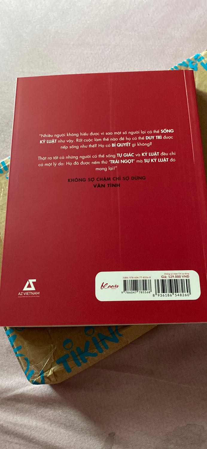 Tiki giao hàng nhanh chóng, nhân viên nhiệt tình
Tiki thì đóng gói cẩn thận trước giờ rồi, có bọc kính nữa nhé
Còn sách của Vãn Tình vẫn là best với mình vì cực thích giọng văn của chị ấy, thực tế nhưng vẫn có chiều sâu như vậy, không chỉ là lí thuyết suông mà nói về cuộc sống và chính những trải nghiệm chị ấy đi qua để rồi share lại với chúng ta
Hóng từng cuốn sách self-help của chị, à còn Lý Ái Linh cũng hay nữa nhé. Sẽ mua kakka