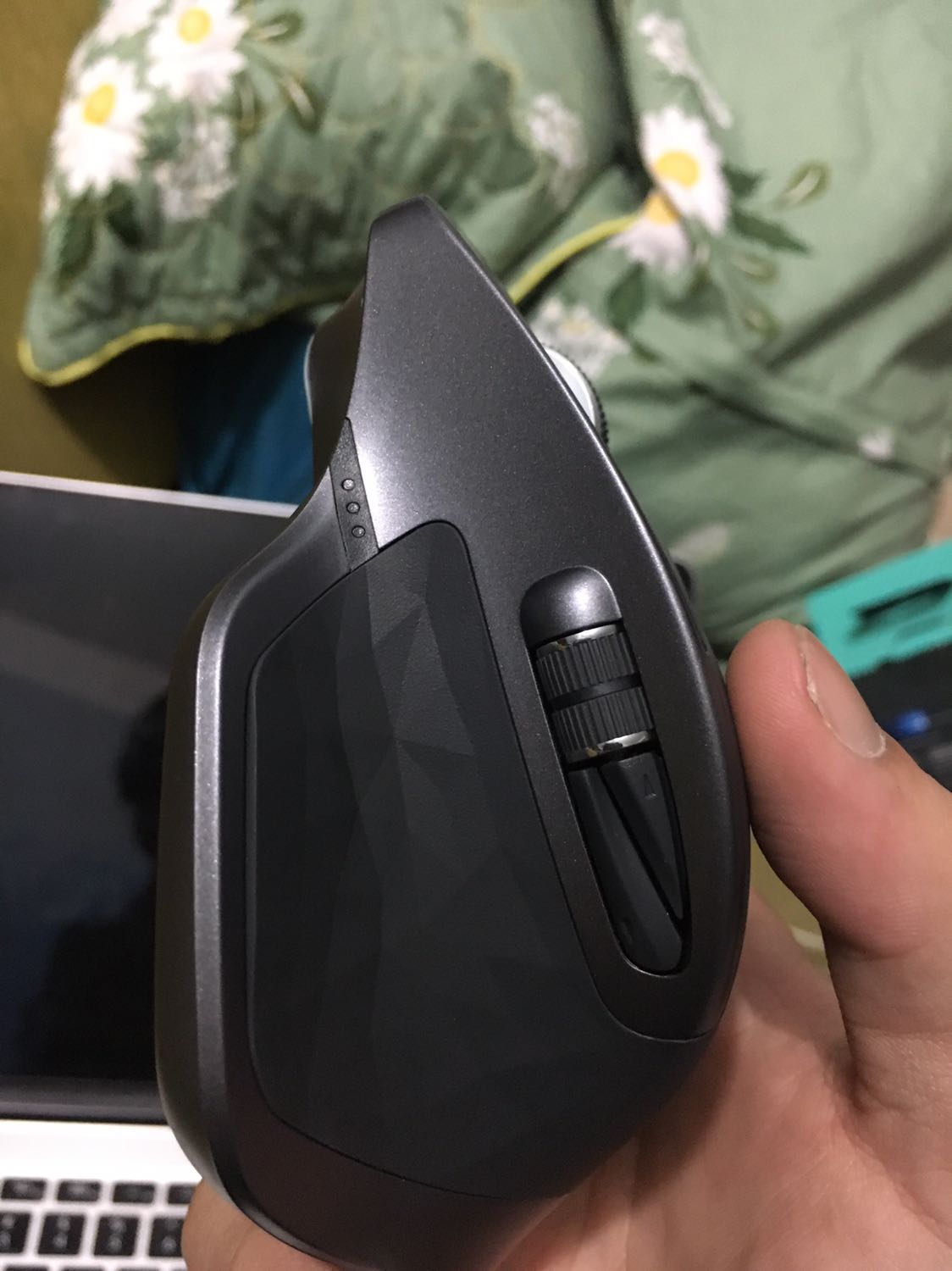 Sản phẩm tốt, pin tốt, chất lượng cao, mình chưa thử trên bề mặt khác nhưng chuột khá ổn định và chính xác. Mình sử dụng cho công việc lập trình tầm 12 tiếng 1 ngày nhưng pin nhìn chung có vẻ khá bền. Thời giao hàng rất nhanh chóng và thuận lợi.