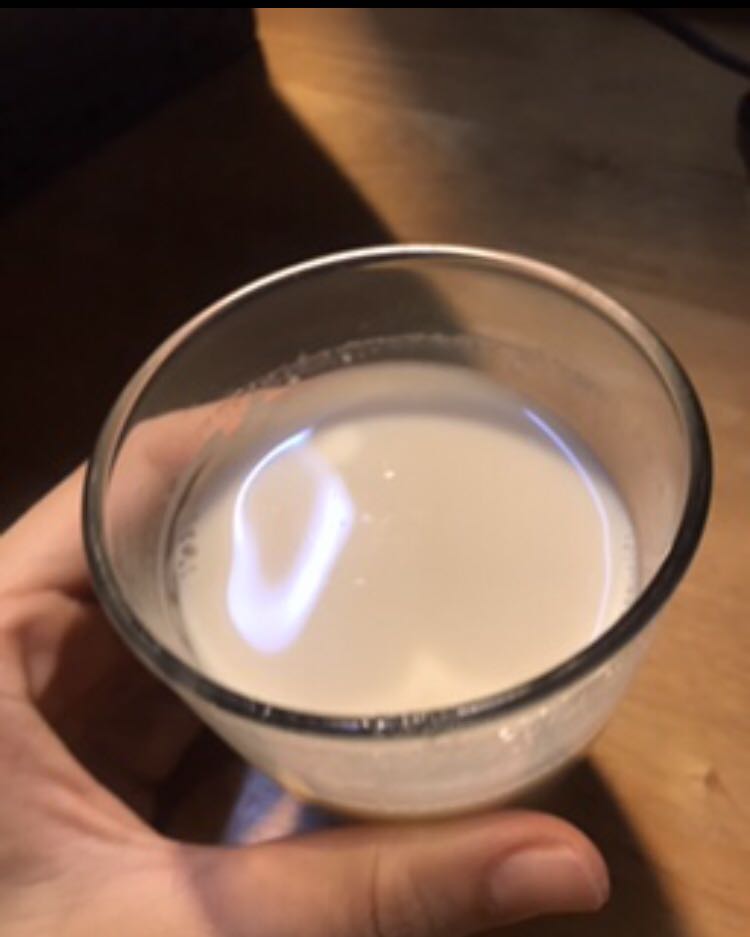 Sản phẩm đóng gói cẩn thận, 2 lớp thùng, có miếng chống sốc cố định sp nên rất yên tâm. Nhân viên giao hàng nhiệt tình. 
Lần đầu sd một máy làm sữa hạt nên mình không so sánh được độ ồn. Mình đã ngâm đậu trước khi xay, tiếng xay thì không ồn ào hơn một chiếc máy xay bình thường, kh có gì để phàn nàn.
Chất sữa mịn, làm theo tỉ lệ của công thức đi kèm rất ok, có độ sánh nhẹ, hài lòng.
Lưu ý: mỗi lần làm sữa chỉ đc có 1L thui. 
Tài liệu đi kèm hữu ích, thiết kế đẹp mắt, có điều quyển công thức chỉ có tiếng Anh và Thái. 
Quà gửi sau, khá lâu, không có thông báo gì làm mình phải liên hệ lại với tiki, đánh giá cao sự PH của tiki. Phần quà mình nhận là bình đun siêu tốc, mình hài lòng với thiết kế (thấy mực nước bên trong, có nắp đậy trên miệng bình, nút bấm nấu bật êm vl). Tóm chung hài lòng, sẽ giới thiệu cho bạn bè mua.