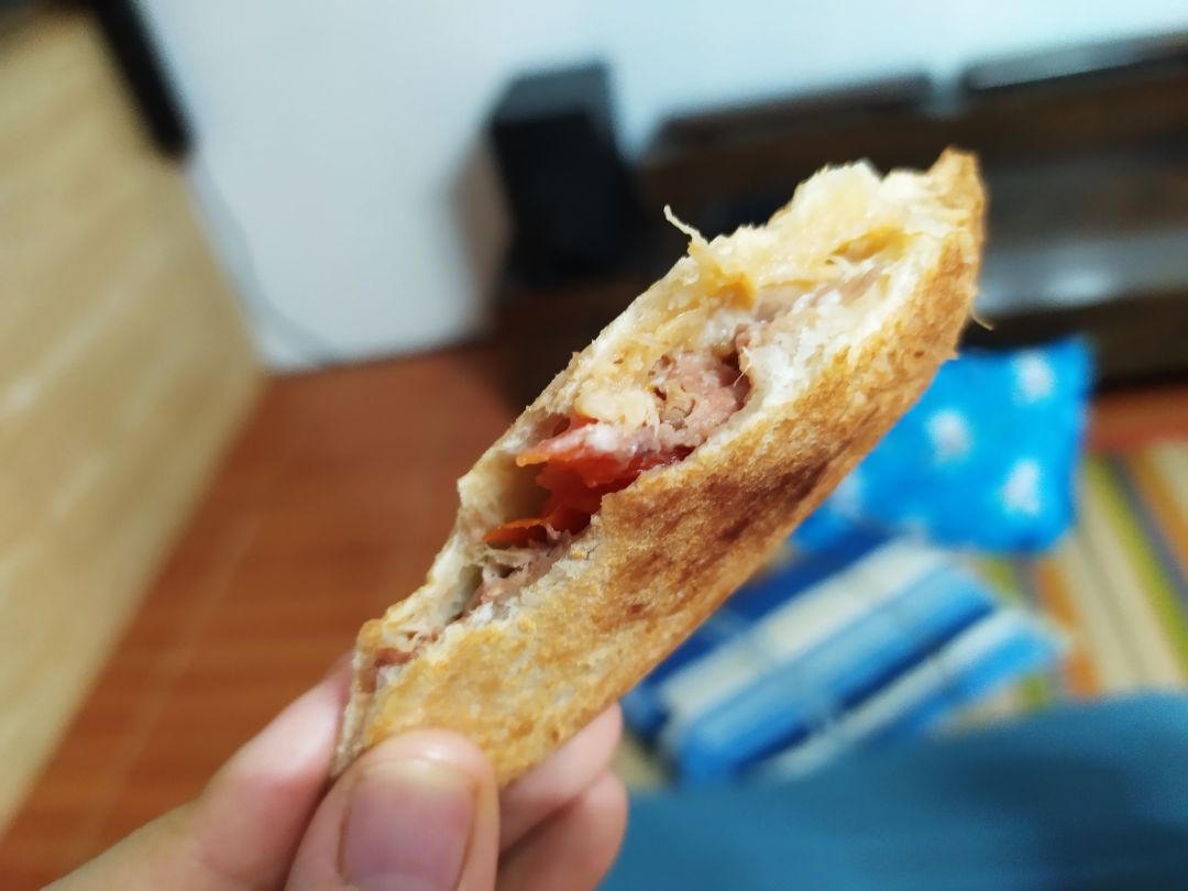 máy nhận nguyên đai nguyên kiện, phiếu bảo hành đầy đủ.
ban đầu mình cũng băn khoăn cái này và cái Philips. nhưng mình quyết định mua cái này vì có 3 khuôn khác nhau, có thể làm nhiều loại bánh hơn. thao tác thay khuôn cũng đơn giản.
làm bánh bán đầu hơi có mùi khét máy mới, nhưng 1 chập thì hết nghe mùi
mình mới thử nướng sandwich, bánh nóng giòn tan. chín vàng đều 2 mặt. Ăn ngon!
hiện tại rất hài lòng! chưa biết độ bền ra sao.