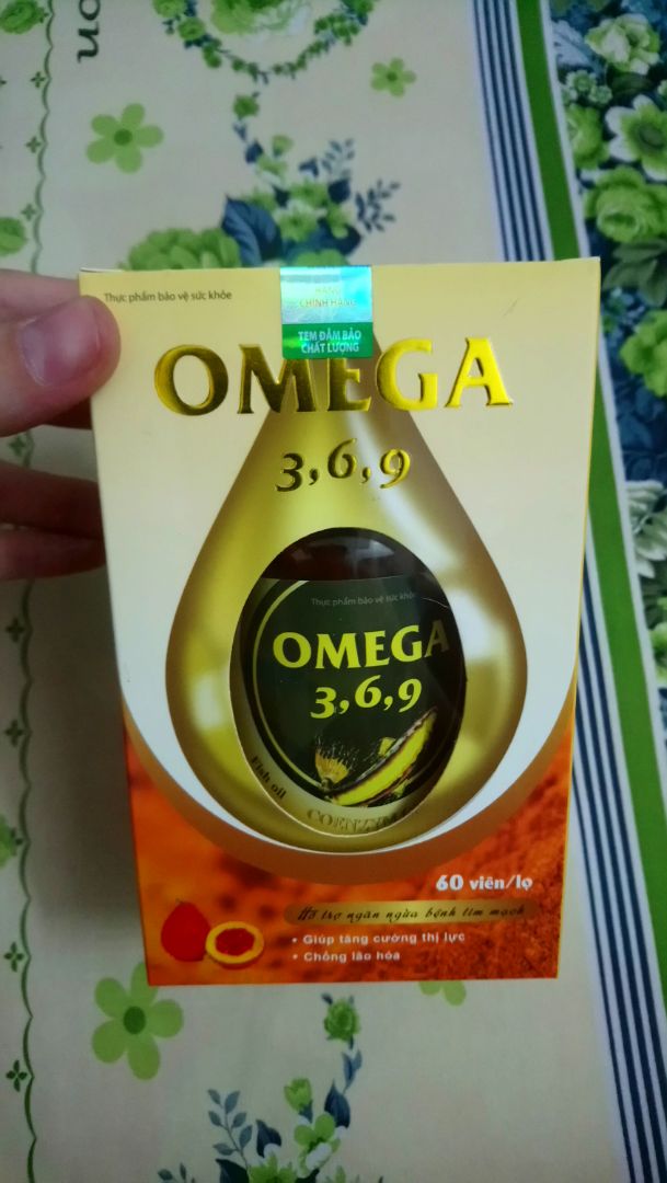 Hồi nhỏ mê Doraemon lắm thì nhà không có đủ điều kiện để mua truyện sưu tầm, toàn mượn bạn đọc ké, sau này đi làm rồi có dư rồi thì ngay đợt tái bản này mình mua về xem với để dành luôn ?
Theo mình thấy thì giấy mỏng hơn ngày xưa nhiều, khi đọc thì theo hướng từ phải qua trái nhưng mỗi khung truyện thì đọc từ trái qua phải, dịch cũng khác nên khi ngấu nghiến các tập truyện thì vẫn rất háo hức nhưng cái cảm xúc mê mẩn khi đọc hồi bé thì nó không còn nữa. Nhưng ai thích mà không có cơ hội mua bộ cũ thì mình nghĩ vẫn nên mua bộ này nhe, in cũng rõ ràng lắm, tuy giấy mỏng nhưng không tới nổi mấy trang truyện chồng qua nhau đâu.