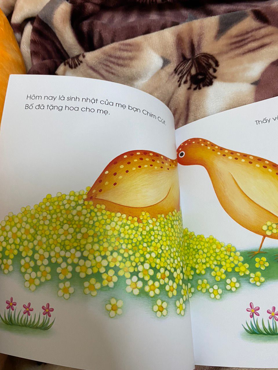 các mẹ nên đọc cho con theo hướng tương tác, nói giọng hoạt hình con sẽ rất thích. em bé nhà mình ngày nào cũng ngóng tới giờ mẹ đọc cho nghe