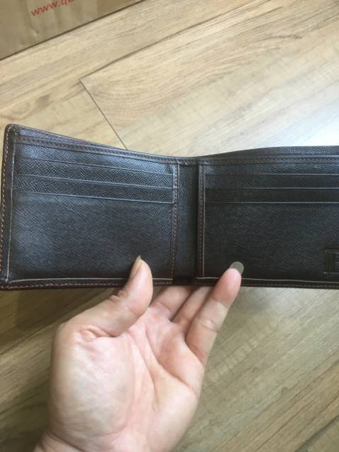 Ví đẹp, đóng gói chắc chắn, giao hàng siêu nhanh, còn có thẻ BH 12 tháng, mình ưng cái màu