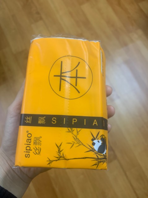 Giấy nhìn không vệ sinh, bao bì giấy đóng gói không kín, sơ sài. Giấy mủn
Mua 1 thùng về thất vọng quá, đành dùng để lau bàn và lau giày.