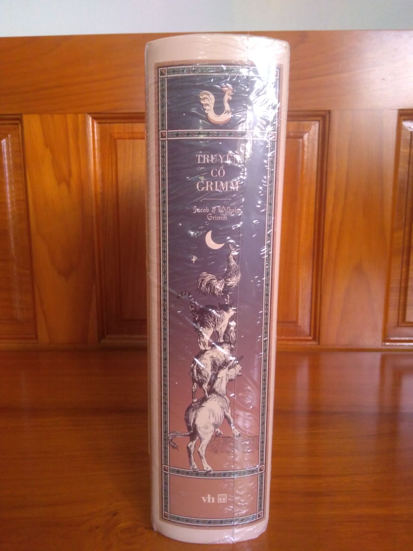 Phải nói là cầm trên tay quyển sách hết sức xuất sắc!!! Bìa nhũ vàng sang trọng, giấy tốt, mùi thơm, sờ vào tay đã gì đâu :))) Đông A xuất bản quyển này không những làm sống lại một tuổi thơ của hàng triệu trẻ em thế giới nói chung và trẻ em Việt Nam nói riêng. Về quyển sách này thì khỏi phải bàn rồi: về nội dung chứa đựng toàn những câu chuyện quen thuộc như Hoàng tử ếch, Sói và bảy chú dê con, Ba bà kéo sợi, Hansel và Gretel, Lọ lem, Cô bé quàng khăn đỏ,... toàn là những câu chuyện quen thuộc với trẻ em thế giới. Truyện được xuất bản lần đầu năm 1812 và đã được chuyển ngữ hơn 160 ngôn ngữ trên thế giới, đồng thời Truyện cổ Grimm (tên tiếng Đức là Grimms Märchen) còn được UNESCO công nhận là di sản văn hóa thế giới. Và tên tuổi của hai anh em Jacob và Wilhelm Grimm sẽ mãi trường tồn cùng những câu chuyện mà hai ông đã dày công sưu tập và biên soạn. Hết sức xứng đáng với giá trị bỏ ra.
Tiki giao hàng nhanh, không bị gãy hoặc móp méo, giá giảm cũng kha khá.