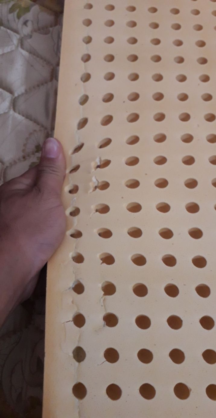 nệm bị mốc, nứt mẻ, hôi kinh khủng, shop bán hàng kém chất lượng, có thể đây là hàng cũ, đã phai màu có 3 màu khác nhau