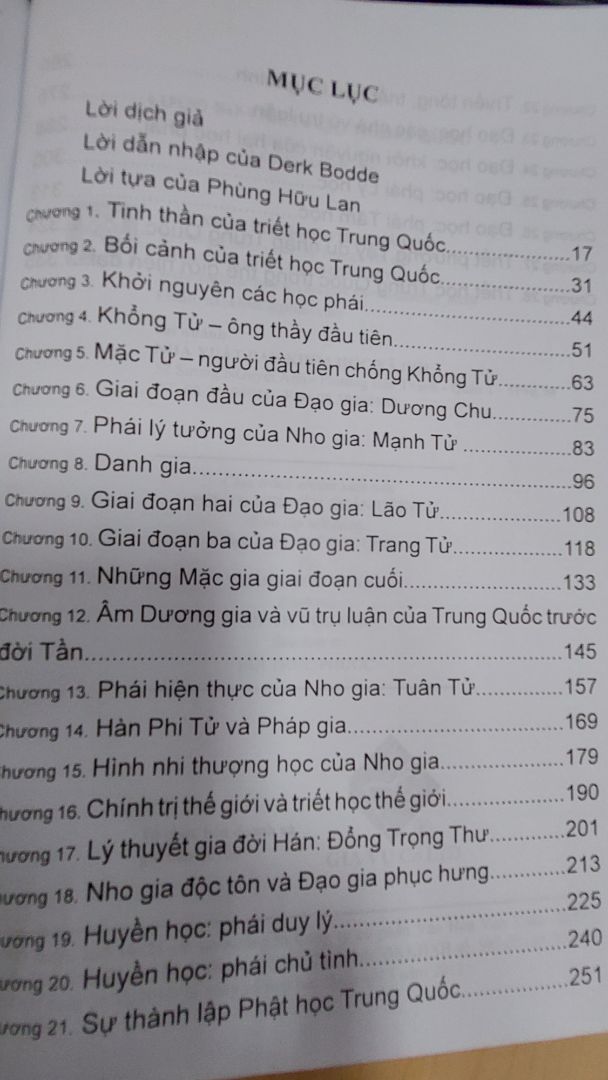 Phạm vi của triết học Trung Quốc không chỉ là Khổng tử hay Lão tử, thậm chí  không phải là Nho Gia hay Lão gia vốn liên quan đến hai ngài. Triết học Trung quốc vốn rông lớn hơn nhiều, các chủ đề mà các nhà tư tưởng Trung quốc đề cập hầu như cũng là chính là các vấn đề triết gia phương Tây quan tâm.
“Lược sử triết học Trung Quốc” là bản rút ngắn bộ “Lịch sử Triết học Trung Quốc” cùng của giáo sư Phùng Hữu Lan. Bản rút ngắn này thực hiện được là do tác giả bỏ hết đi một số triết gia kém quan trọng trong nguyên tác và giản lược những chỗ nói về các triết gia còn lại, tránh ghi nhiều cước chú hay bỏ đi các phần tham khảo chi tiết. 
Dẫu vậy đây là một tác phẩm có tính học thuật thật sự, một công trình giá trị mà độc giả có thể nương cậy khi nhập môn nghiên cứu về triết học Trung Quốc.