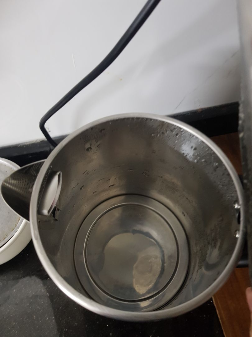 Bình 1.7 lít rất rộng và đun được nhiều nước. Thiết kế bình đẹp, bên trong lọc chắn và nắp đều bằng inox, nên an toàn khi đun nóng (không sợ nhựa)
Đế dây cắm dài, không bị ngắn quá.