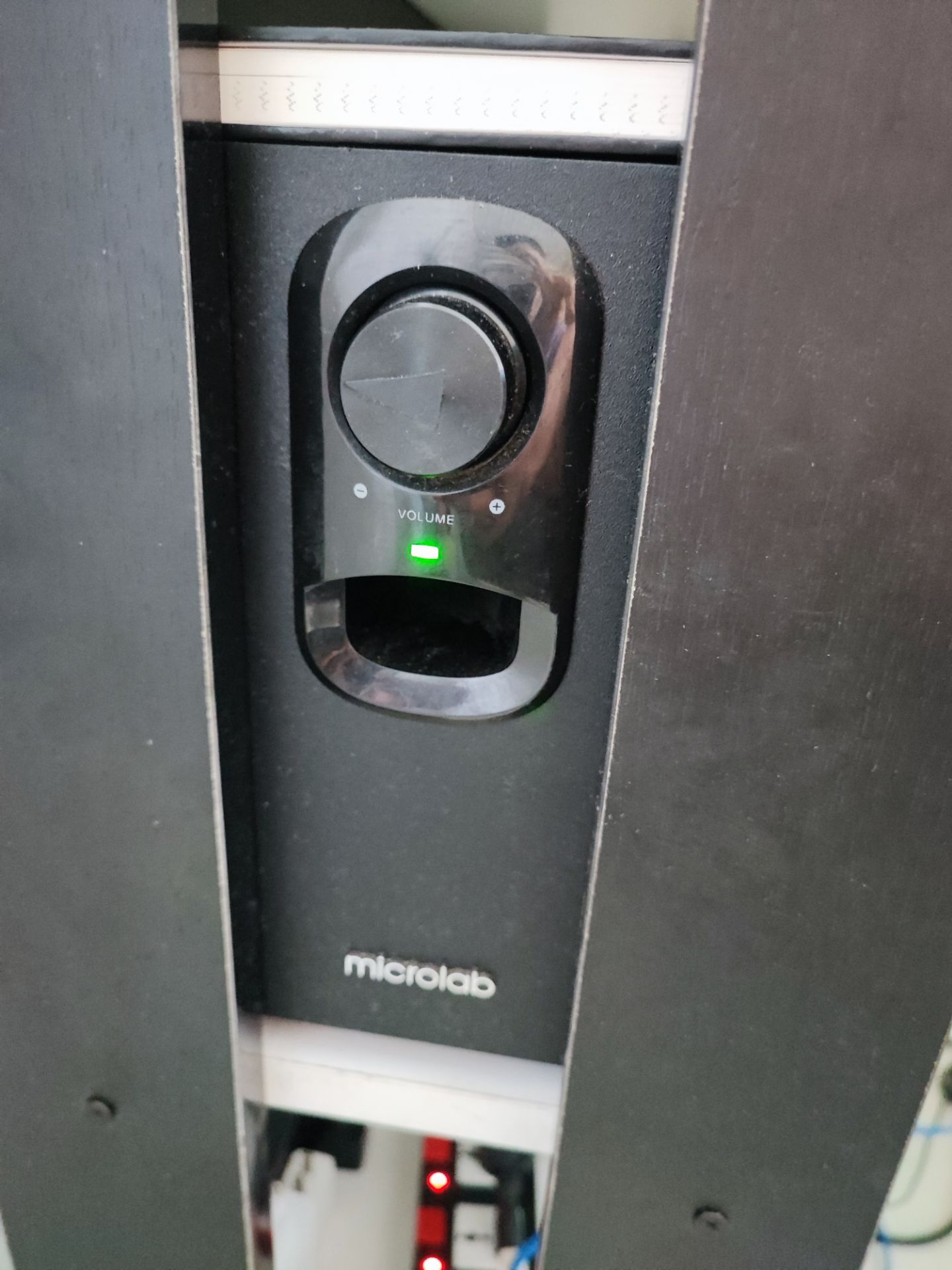 Rất hài lòng về sản phẩm này ở các điểm sau:
1. Chất lượng âm thanh ổn, to, vặn max âm thanh không bị rè như nhiều bạn phản hồi, bass  cũng nghe khá ổn. (Đối với người không có yêu cầu cao về chất lượng âm thanh như mình). Quá ổn với tầm giá này, hơn những gì mình kỳ vọng.
2. Hình thức đẹp.Kết nối ổn định giây to chắc chắn chứ không mỏng manh như nhiều bạn phản hồi.
3. Tiki giao hàng nhanh, hàng được đóng gói kỹ càng chắc chắn. Rất hài lòng, sẽ còn ủng hộ tiki nhiều.