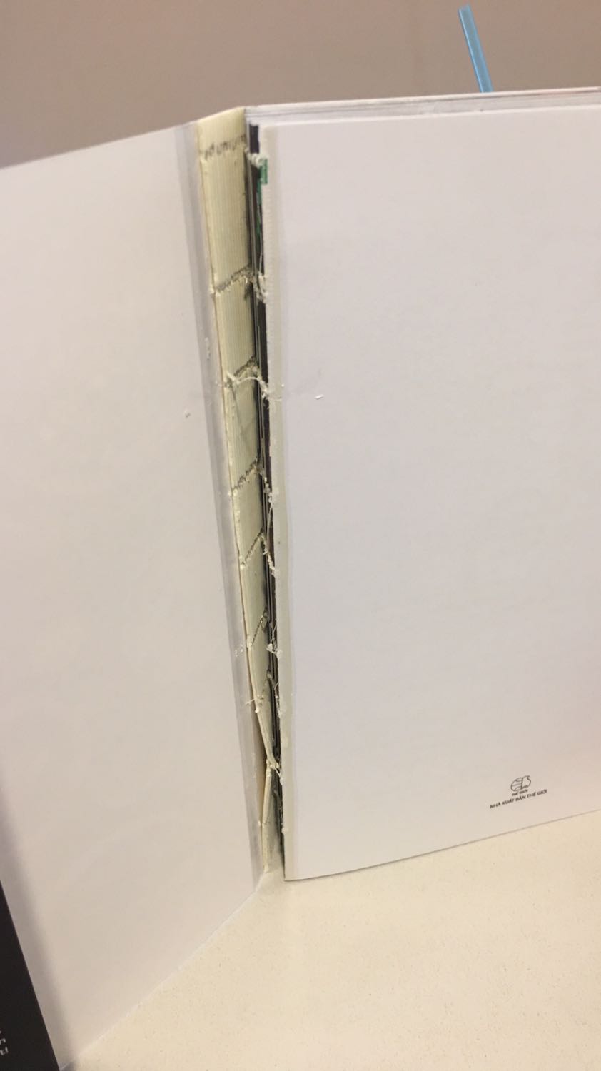 Mình nhận sách hôm 23/12, hôm nay mang ra đọc thì mới đọc được 1 lúc sách đã bị bung hết phần gáy ra như ảnh bên dưới. Mình nghĩ chắc do xưởng in đóng sách ẩu, những phần chỉ khâu ở gáy cũng lỏng lẻo và bung hết rồi. Mong Tiki hỗ trợ vấn đề này.