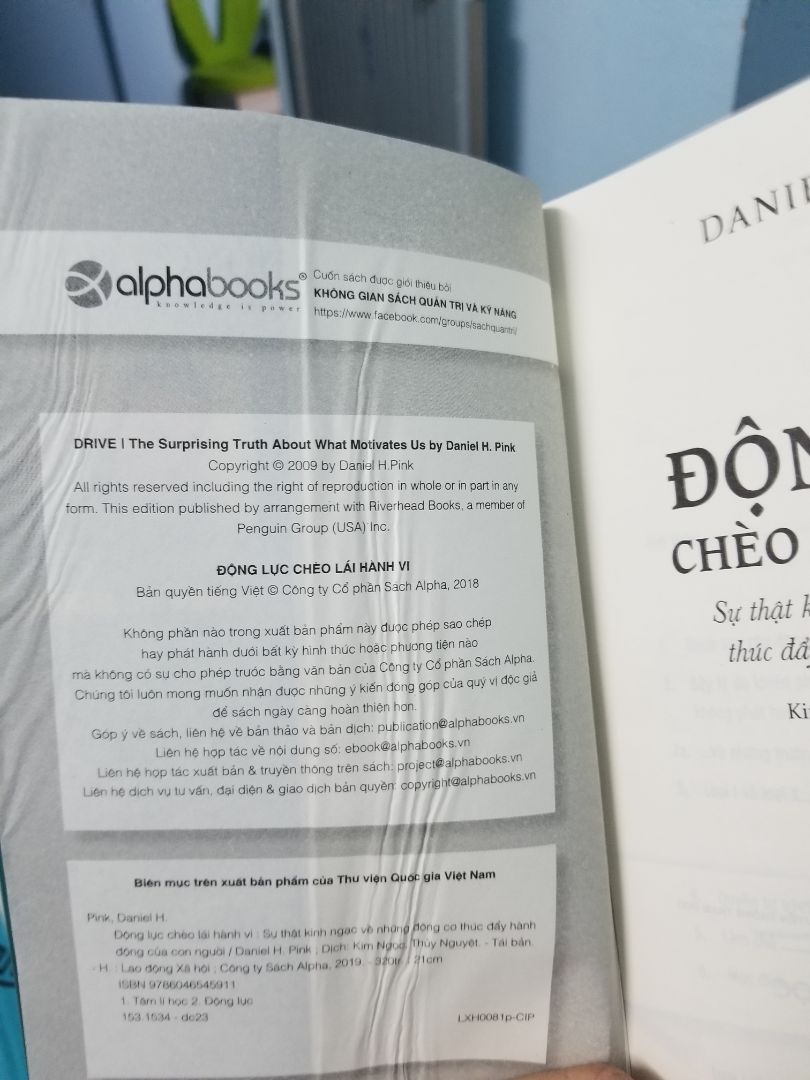 Không biết Tiki kiểm tra sản phẩm như thế nào trước khi giao khách hàng. 
Mình mua sách để tặng mà mở ra trang đầu như vậy thì thật sự ko vui.