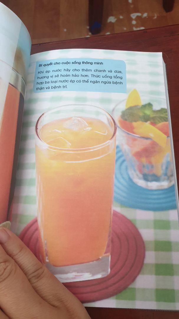 sách đẹp,hình ảnh và cách trình bày đẹp rõ ràng, nội dung chỉ dẫn chi tiết cụ thể.day là cuốn sách hay rat đáng mua.có 1 thứ ko thik là chữ hơi nhỏ trong cách dạy làm nước ép