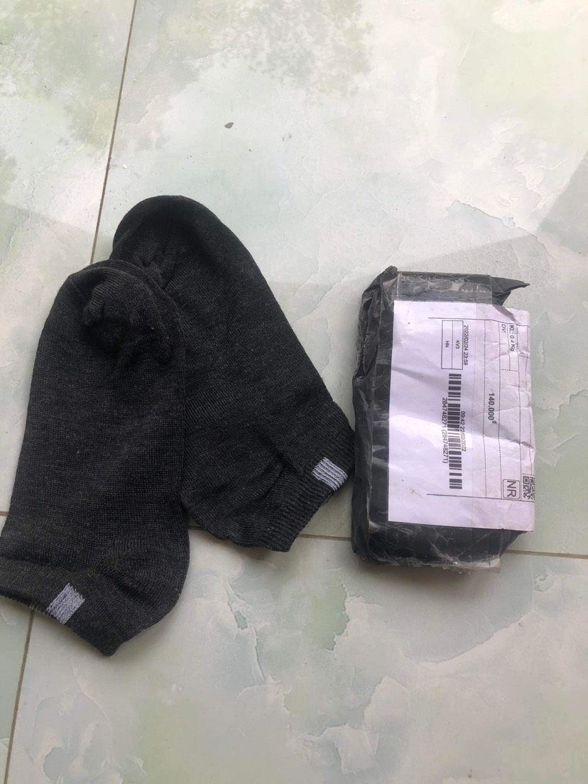 shop làm ăn như cái qq ấy. đặt 2 đôi ủng đi mưa ship cho 2 đôi tất rách. hàng thì không cho kiểm tra rồi kêu em hết hàng nên bỏ đôi tất rách cho anh trả về. làm ăn không uy tín thì đừng có bán hàng. mất thời gian cú người khác