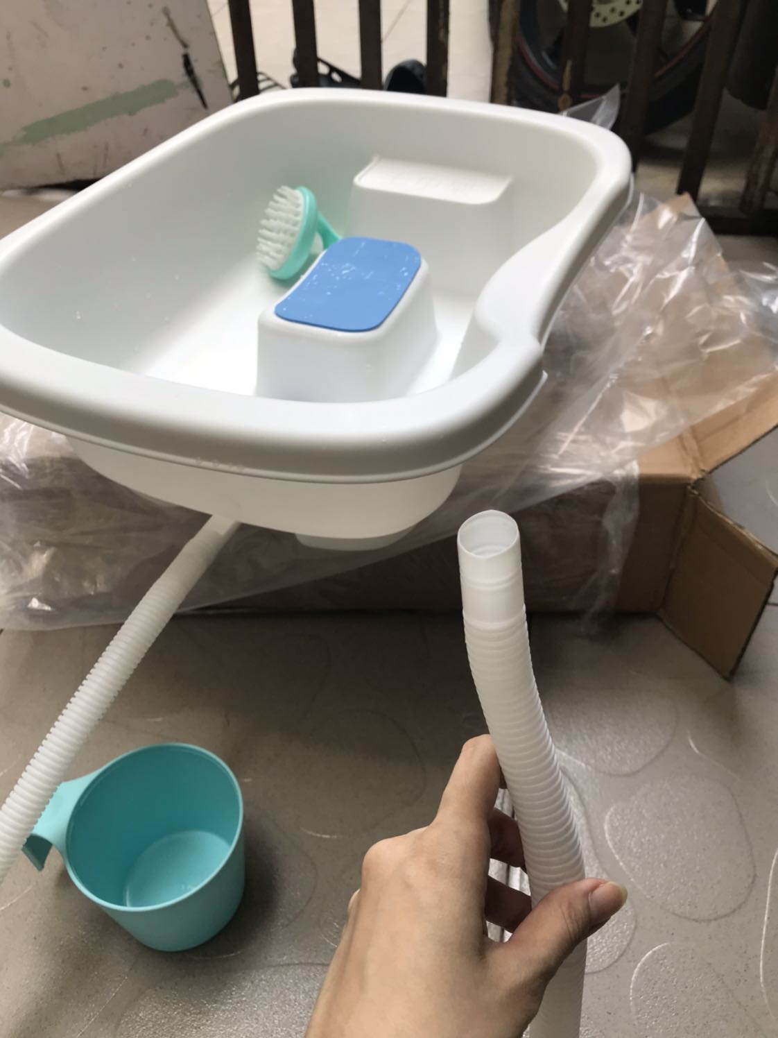 Chậu đẹp, chắc chắn, nằm thử thấy rất dễ chịu, có tặng kèm ca nước và đồ mát xa đầu. 
Lỗ thoát nước có nắp đậy khá chắc, đổ thử nước vào không bị chảy ra ngoài, mở nắp ra thì nước mới chảy.
Chỗ nối ống nước và chậu tương kín, nếu cẩn thận có thể quấn keo lại cho chắc hơn. Thoát nước sẽ hơi chậm tí vì ống hơi nhỏ.
Ban đầu hơi băn khoăn khi lựa chậu này vì thấy giá hơi cao, tuy nhiên mình thấy rất hài lòng về sản phẩm sau khi nhận được.