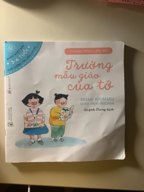 Sách rất đẹp và hay. 
Bé nhà mình 25 tháng rất thích bộ này, đặc biệt là 3 cuốn: Đi câu cá với bố, Trường mẫu giáo của tớ, Dọn đồ chơi nào. Bé có thể học thuộc lòng cả câu chuyện qua vài lần được đọc và có thể thay đổi các câu thoại để áp dụng trong các tình huống khác trong cuộc sống.
Sách được khuyến nghị cho bé từ 3 tuổi nhưng mình thấy các bé từ 2 tuổi là có thể dùng được rồi.