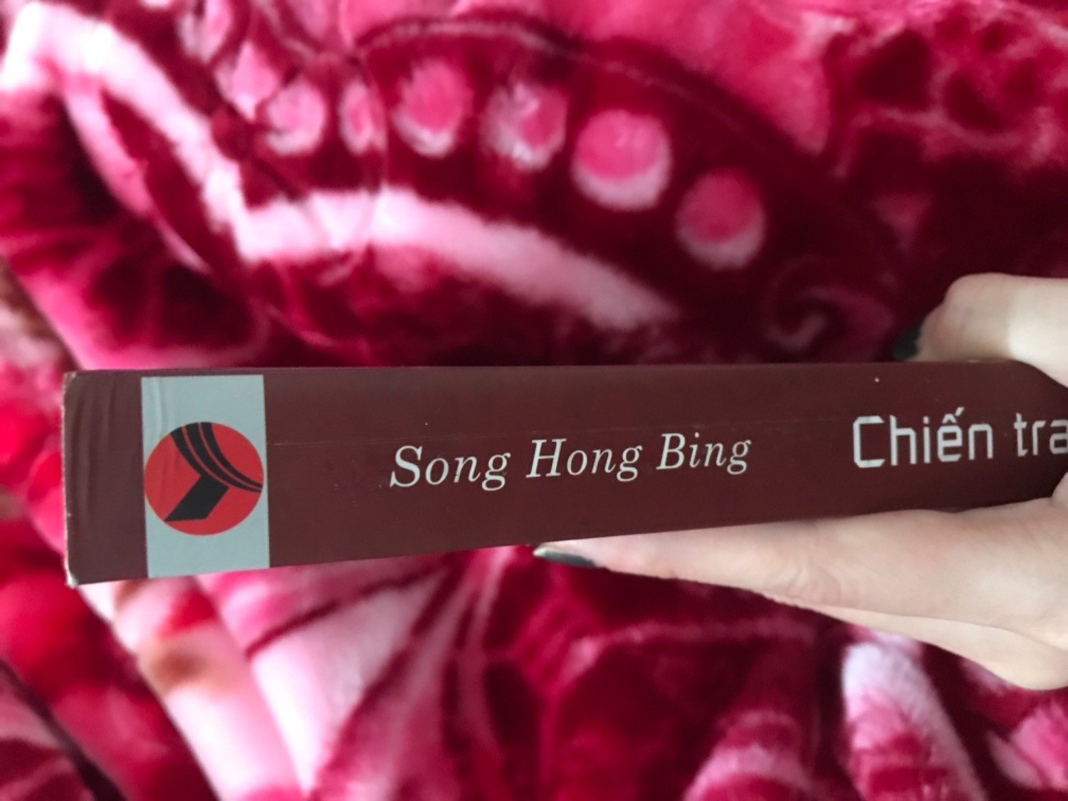 Góc sách bị tróc, nhăn nheo, mép sách bị vấy bẩn. Sách trông như hàng cũ, tồn kho ý chứ không phải sách mới. Thất vọng.