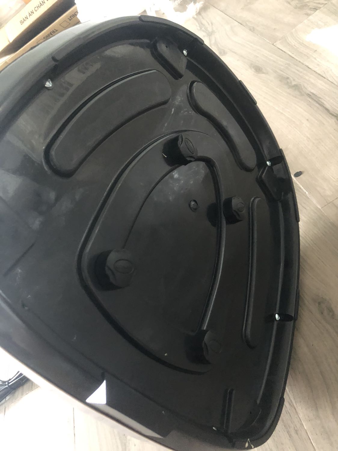 Giá rẻ, dễ lắp ráp không cần dụng cụ hỗ trợ gì. Tiki ship bằng xe tải rất nhanh ạ. Ngoài ra mình còn nhận được cả thư cảm ơn của cửa hàng rất đáng yêu ạ. Quạt lắp lên đẹp, chạy ổn, êm, không có tiếng ồn. Quá ok với mức giá ạ.